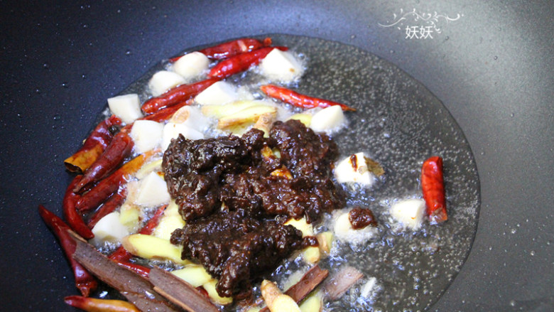 香辣烤鱼,加入一大勺<a style='color:red;display:inline-block;' href='/shicai/ 705'>豆瓣酱</a>,炒香。