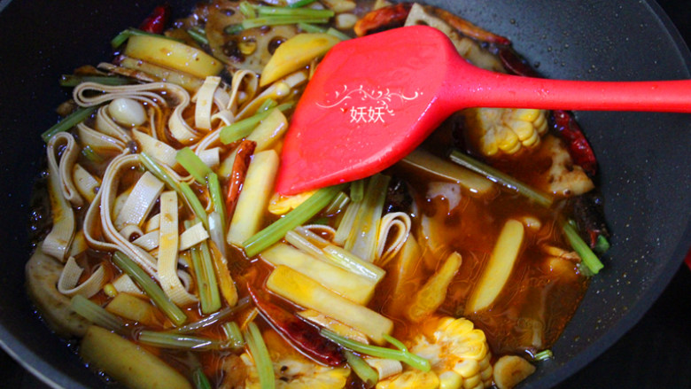香辣烤鱼,加入豆皮,麻辣香锅料,加适量的水,没过食材,小火煮至8成熟。