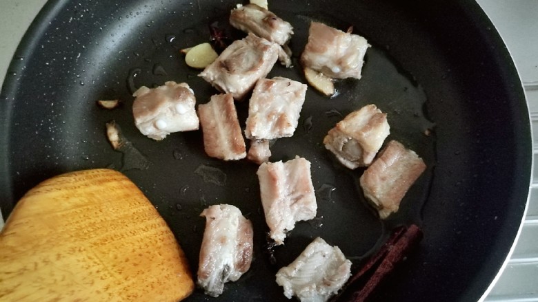 土豆红烧排骨,放入排骨煸炒,炒至排骨微焦。