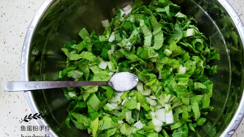 腊肠菜心粒,在切好的菜心粒里面加入一小勺的盐,用手把盐和菜心充分混合腌制约10分钟。