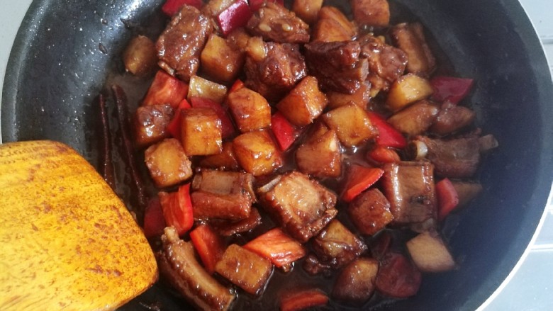 土豆红烧排骨,开大火,用锅铲翻炒收汁。