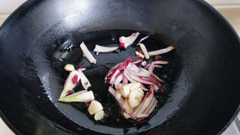 深夜食堂&看球必备下酒菜-爆炒螺丝,起油锅,加入切好的洋葱蒜煸炒。