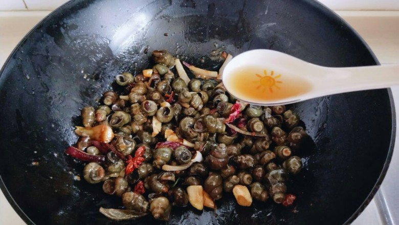 深夜食堂&看球必备下酒菜-爆炒螺丝,加入<a style='color:red;display:inline-block;' href='/shicai/ 718'>料酒</a>,适当多加一些。