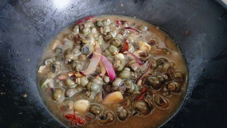 深夜食堂&看球必备下酒菜-爆炒螺丝,加入少许开水,将螺丝烧熟即可出锅。
