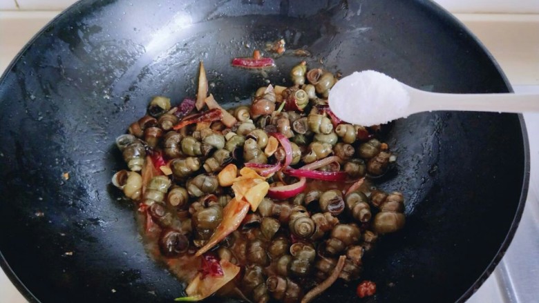深夜食堂&看球必备下酒菜-爆炒螺丝,加入盐,这道菜不能特别清淡,否则烧出来淋干的肉质没有味道。