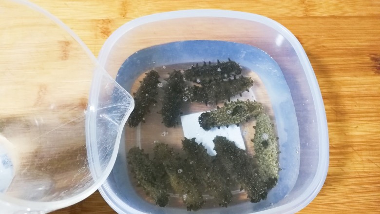 热水瓶水发海参,放入半盒自来水,有纯净水和矿泉水更好,我感觉自来水也不错,也许是苏州的水质比较好
