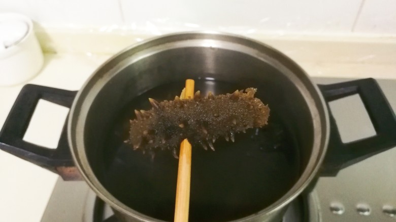 热水瓶水发海参,放入小锅,放入浸没海参的清水烧开转小火20分钟,用筷子轻松穿透就可以了
