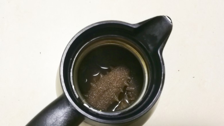 热水瓶水发海参,将海参倒进保温瓶盖上盖子泡发8小时