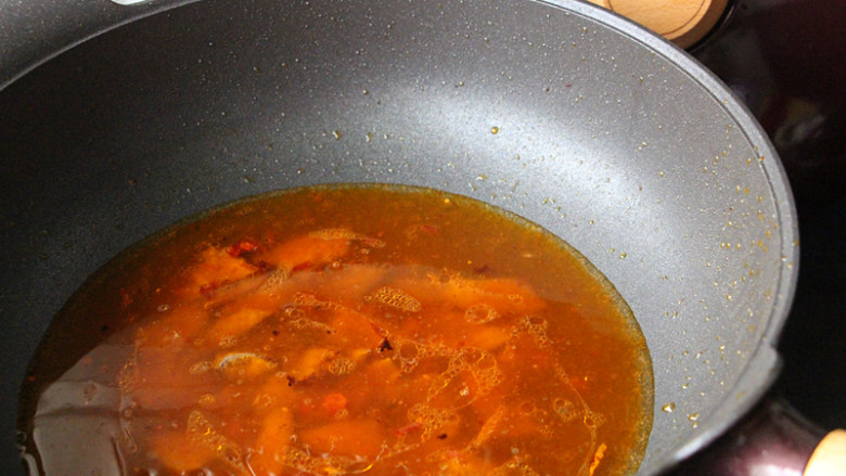 猪肝粉,加适量的水没过食材,煮开,加入<a style='color:red;display:inline-block;' href='/shicai/ 756'>鸡精</a>,盐调味。