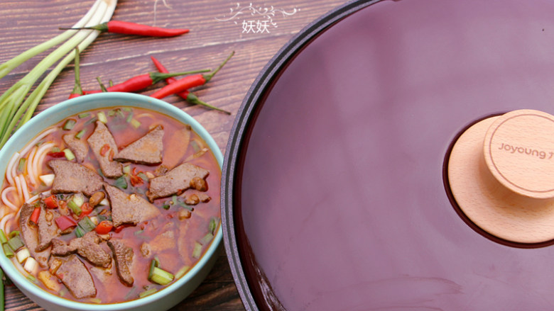 猪肝粉,将泡米粉的水倒掉,加入煮好的猪肝料水,撒上<a style='color:red;display:inline-block;' href='/shicai/ 157'>小葱</a>拌匀,表面摆上一些猪肝即可。