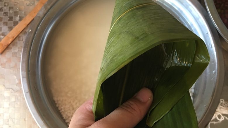 红枣粽子,卷成漏斗状,底部确保不漏米