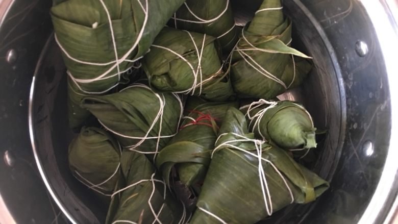 红枣粽子,自己第一次摸索,也保证不了什么好看的形状了,包紧裹严就OK