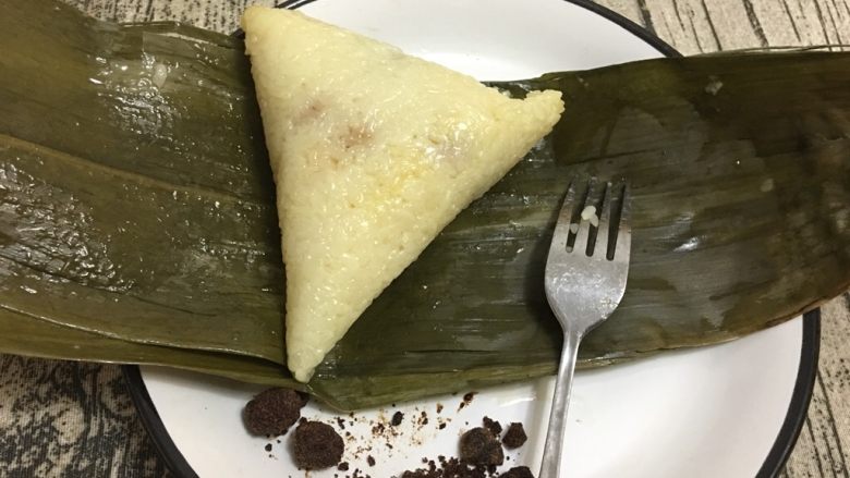 红枣粽子,香甜软糯的粽子就可以享用了,不够甜可以沾糖吃