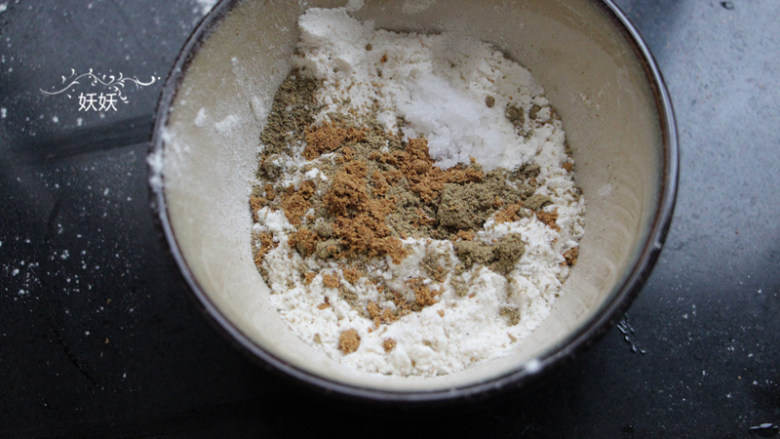 人气油酥饼,醒面的过程来制作油酥,油酥也可以做好,放冰箱第二天早上再用。面粉30克加花椒粉,五香粉,