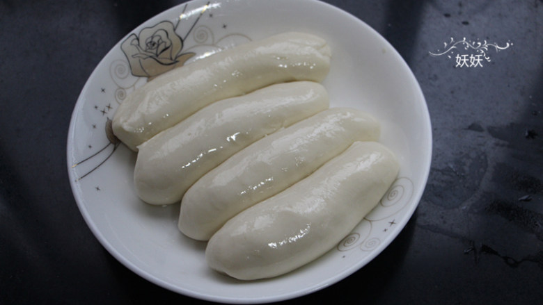 人气油酥饼,搓成长条,刷上一层植物油防粘,醒面一小时。