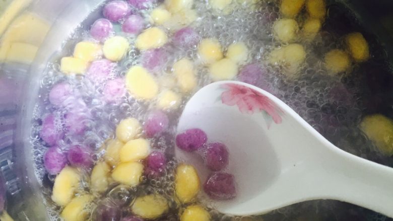 治愈系甜品+桃胶双色芋圆水果捞,用汤勺搅匀一下防止粘锅底,再煮片刻,芋圆浮出水面即可