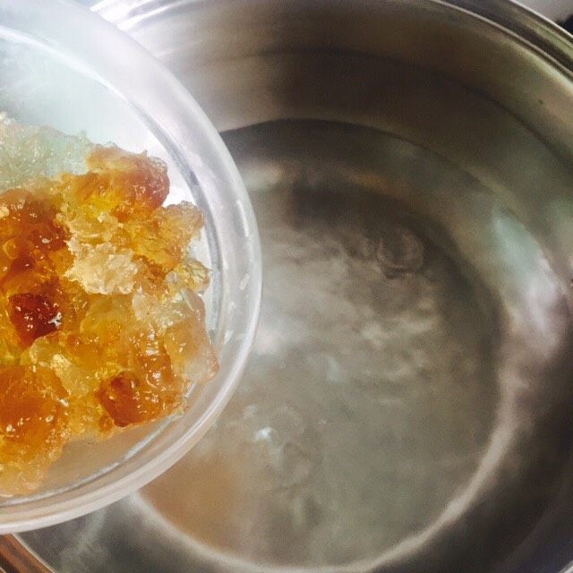 治愈系甜品+桃胶双色芋圆水果捞,锅里加入足够的水烧开倒入桃胶(水量约200ml)