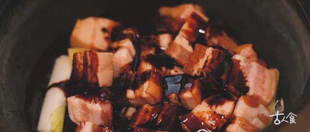 【粽子周·普洱肉粽】,锅底铺普洱茶渣、冰糖、葱段、姜片、肉,加酱油和<a style='color:red;display:inline-block;' href='/shicai/ 899'>花雕酒</a>,添茶汁以小火慢炖