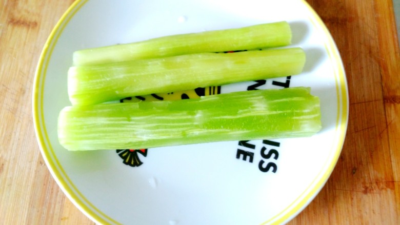 青笋炒鸡蛋,<a style='color:red;display:inline-block;' href='/shicai/ 2620'>青笋</a>去皮,装盘备用