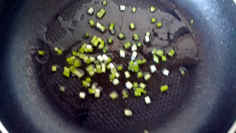 青笋炒鸡蛋,锅烧热,放入食用油,爆香葱末