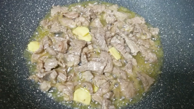 牛肉小炒,大火快速将牛肉炒熟，盛出备用。