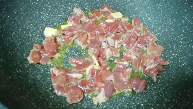 牛肉小炒,炒锅内倒适量的食用油烧热,下入腌好的牛肉片。