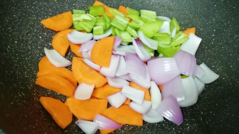 牛肉小炒,锅底留余油,下入胡萝卜洋葱青椒片翻炒均匀。