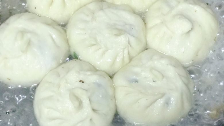 素生煎,然后开大会倒入淀粉水或清水都可以,水淀粉煎出来会有薄脆也很好吃,加了水之后立刻盖锅盖,大火半分钟改小火