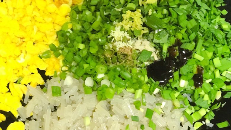素生煎,准备馅料,图上食材加调料(详见材料栏)搅拌在一起