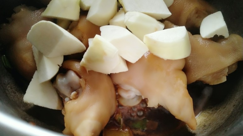 茭白烧猪脚,倒入茭白,加适量清水(刚没过食材即可),盖上盖子,高压锅上气后,小火压30分钟即可。