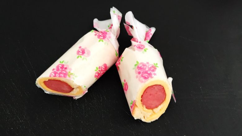 5分钟快手菜 上班族的便当 芝士香肠吐司卷,把芝士香肠吐司卷从中间切开