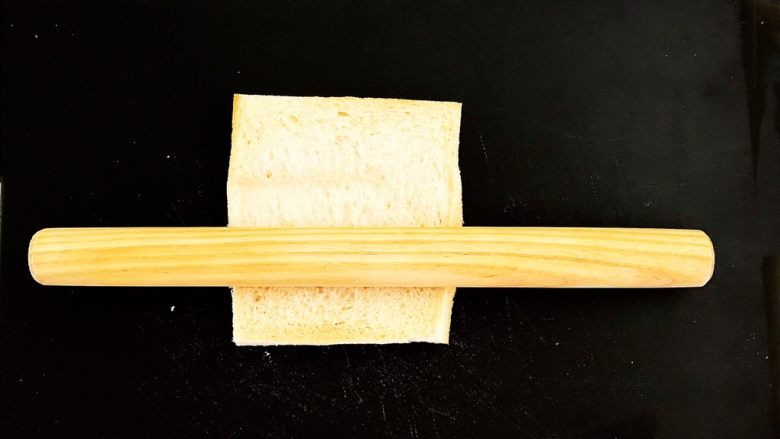 5分钟快手菜 上班族的便当 芝士香肠吐司卷,用擀面杖把吐司压扁