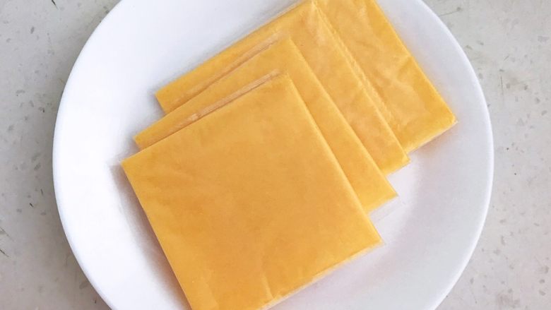 5分钟快手菜 上班族的便当 芝士香肠吐司卷,取出4片安佳乳酪芝士片