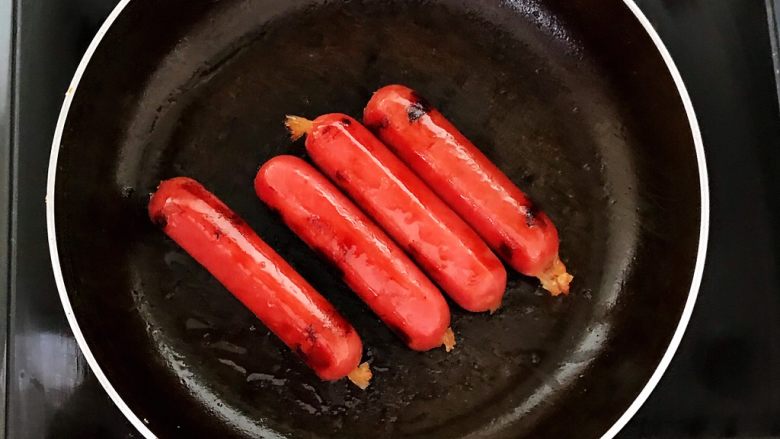 5分钟快手菜 上班族的便当 芝士香肠吐司卷,小火煎制3分钟