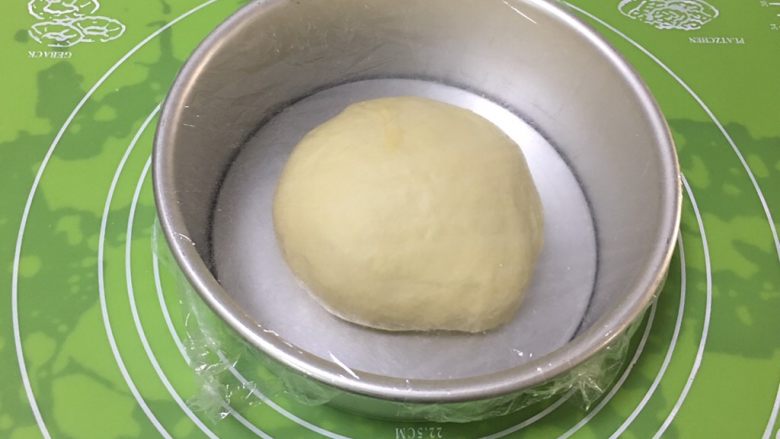 基础面包+咸味吐司,拿出整理滚圆,盖上保鲜膜。