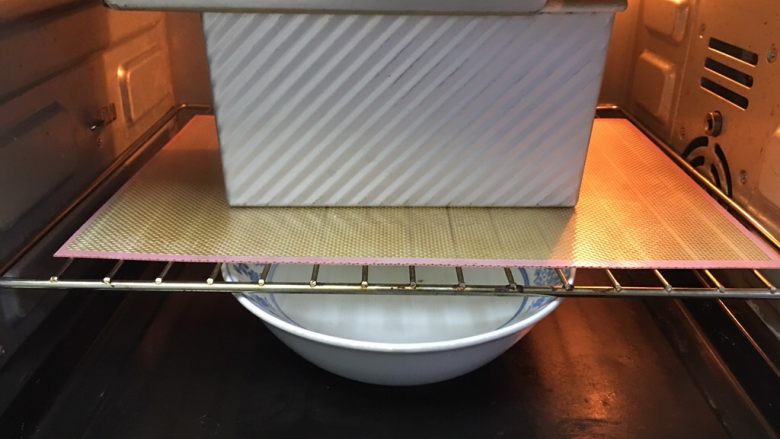 基础面包+咸味吐司,吐司盒送入烤箱两次发酵60分钟,方法同上。