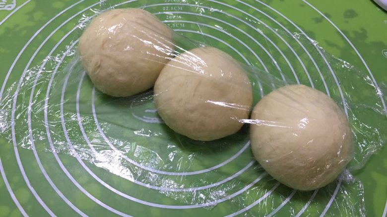 基础面包+咸味吐司,分成三个剂子,盖上保鲜膜静置20分钟。