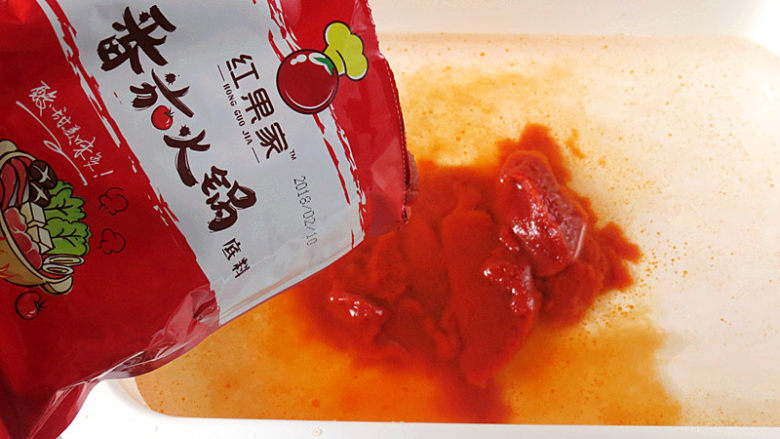 夏季涮食首选【浓汤红番茄火锅】,将番茄火锅底料包装打开,全部挤入水中