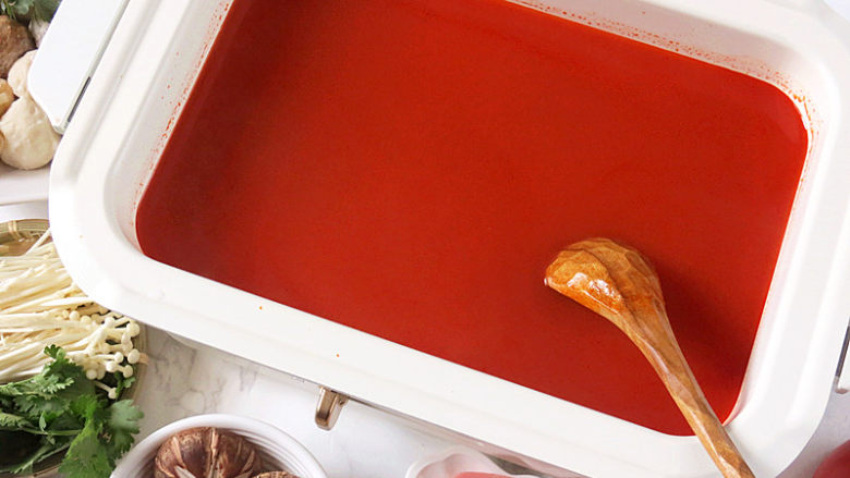 夏季涮食首选【浓汤红番茄火锅】,用勺搅散。汤汁红红的、浓浓的、亮亮的,散发着淡淡的番茄香