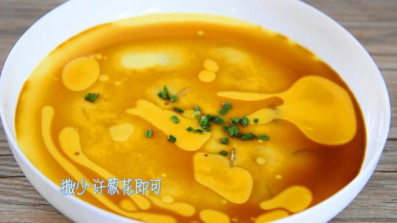 文蛤蒸蛋—试问如此嫩滑的蒸蛋谁不爱,淋入适量生抽、芝麻油,撒少许葱花即可。