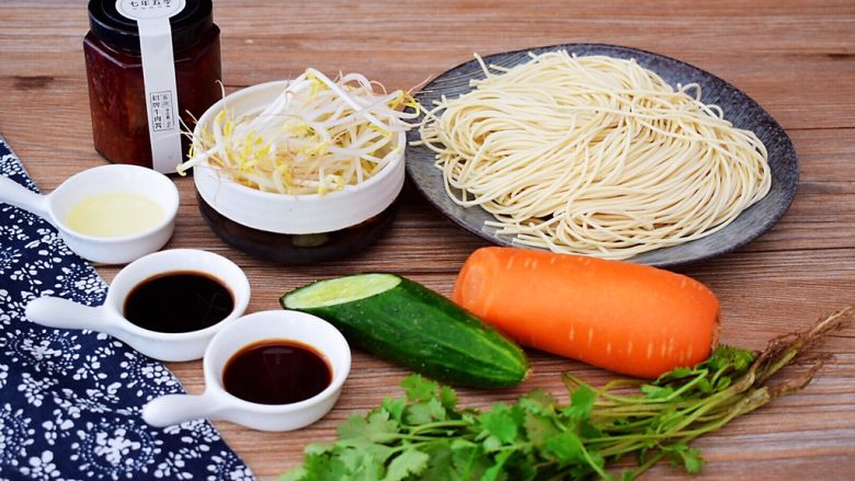 牛肉酱凉拌面,准备好材料,再准备一大碗凉开水放入冰箱冷藏备用