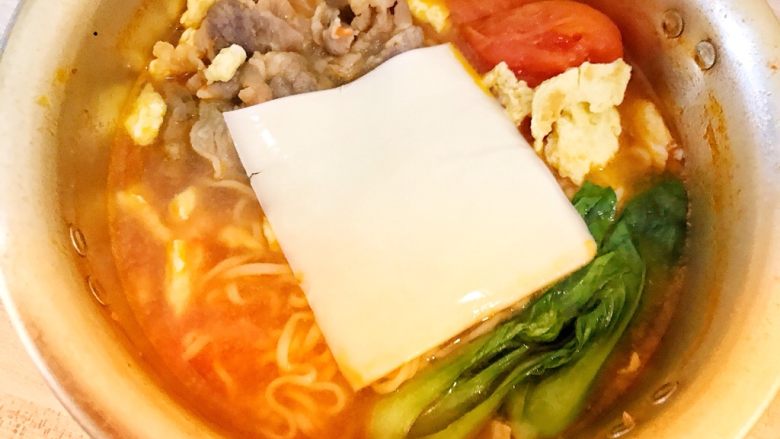 番茄🍅炒蛋🥚肥牛卷🥓豪华方便面,放一片芝士片盖上盖子焖两分钟,开盖就可以享受啦!😬😬
