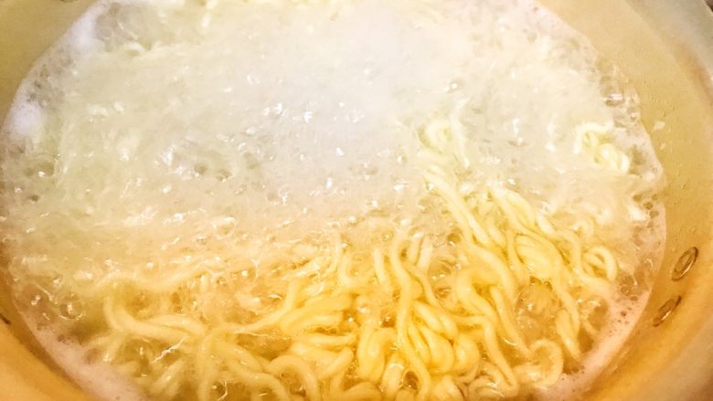 番茄🍅炒蛋🥚肥牛卷🥓豪华方便面,我习惯煮方便面煮两遍,水烧开下方便面。
