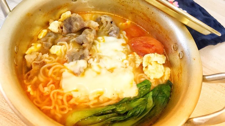 番茄🍅炒蛋🥚肥牛卷🥓豪华方便面,超级美味,鸡蛋炒的爽滑,浓浓番茄汤底,超赞!