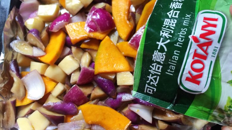 烤土豆杂蔬——土豆的N种吃法3
,倒入铺了锡纸的烤盘,撒上香料(不喜欢的可以省略)