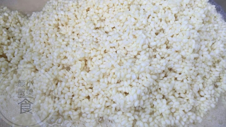 咸蛋肉粽子,<a style='color:red;display:inline-block;' href='/shicai/ 498'>糯米</a>用水反复搓洗去胶质,直至水质不浑浊就可以,我婆婆说这样粽子不容易坏,洗好倒去多余的水,加食用碱搅拌均匀就可以包了,米有点微黄就可以,加碱是让粽子着色,吃起来口感Q弹软糯好吃。
