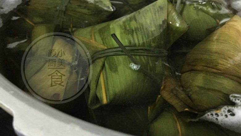 咸蛋肉粽子,其它的也是一样的步骤全部包好,粽子包好放高压锅加满开水煮,大火煮开转中小火煮一个小时即可关火,等高压锅的气全部下去,开盖把粽子捞起来。