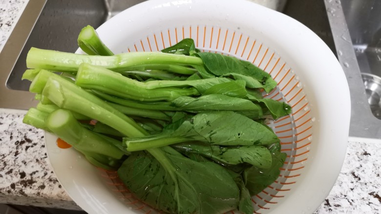 白灼菜心,将<a style='color:red;display:inline-block;' href='/shicai/ 3239'>菜心</a>洗净用清水泡一会儿去除农药残留(一般叶子多的菜都应该多泡一会儿)