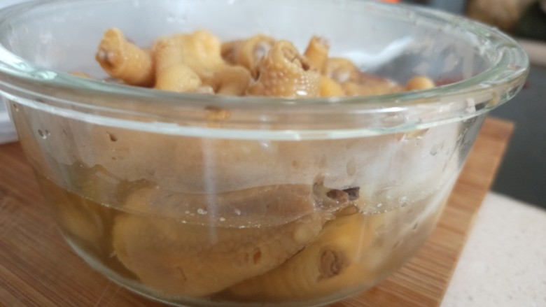 冰镇蒜辣浸鸡爪,最后一回清洗干净后倒入准备好的冰水中浸泡,可使鸡爪口感更佳Q爽