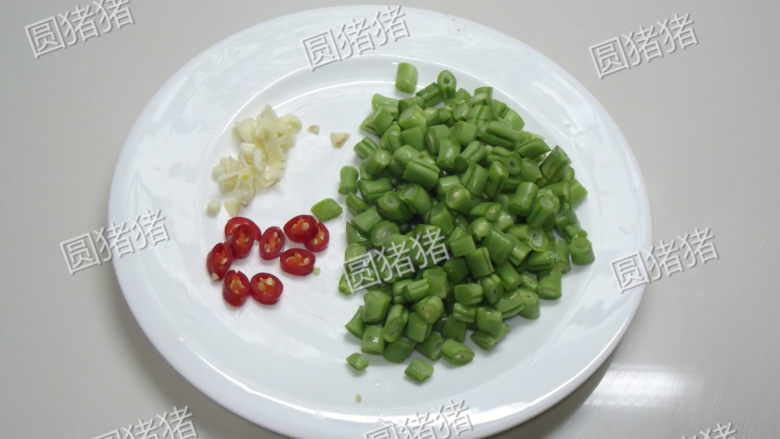 榄菜肉末炒豆角,将豆子切成短颗粒,<a style='color:red;display:inline-block;' href='/shicai/ 2794'>大蒜</a>剁碎,红椒切圈。